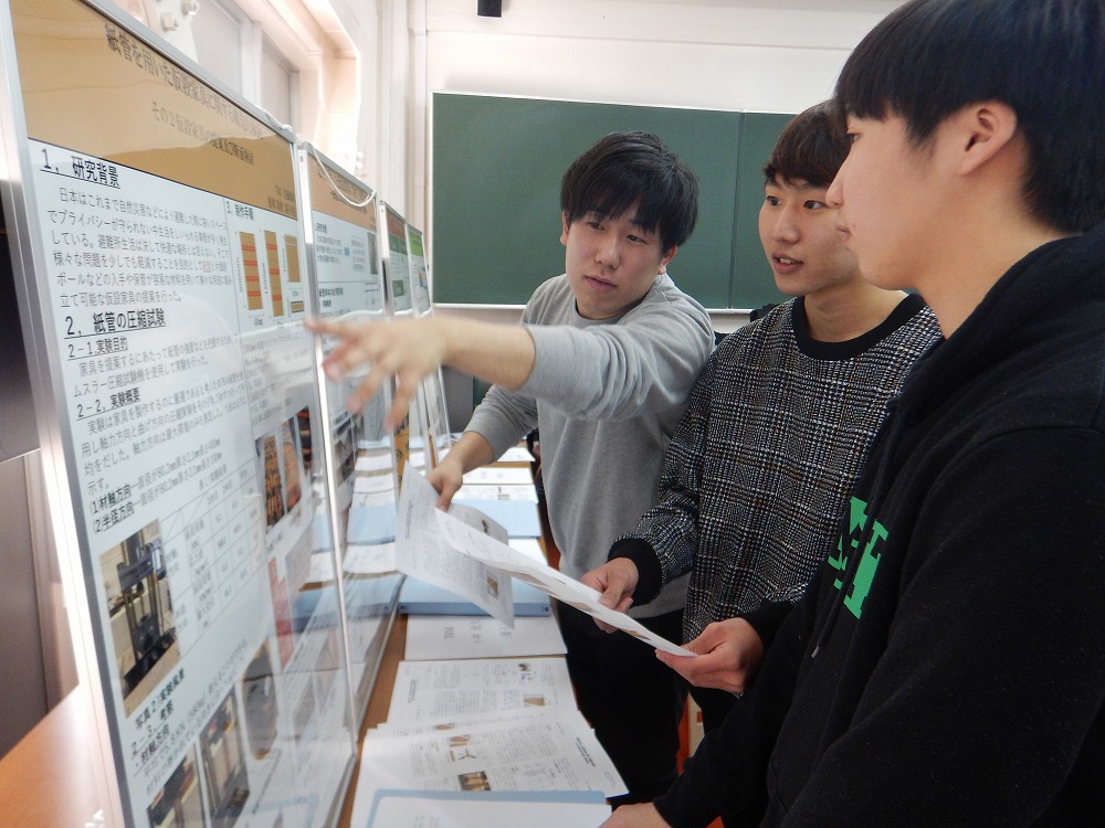 建築・生活デザイン学科の卒業研究発表会が行われました。