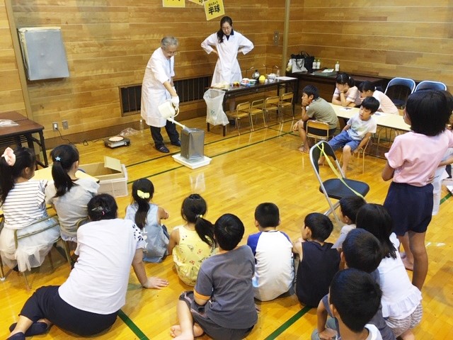児童ホームにて理科実験教室を開催しました!